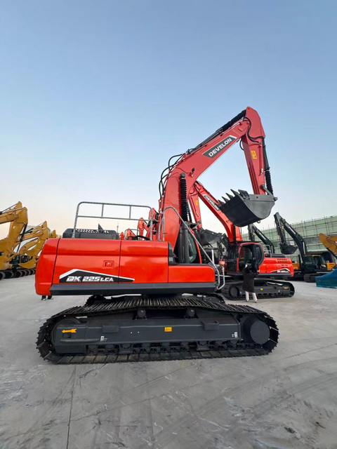 Used Excavator Doosan 25 Ton DX225LCA Is on Sale 